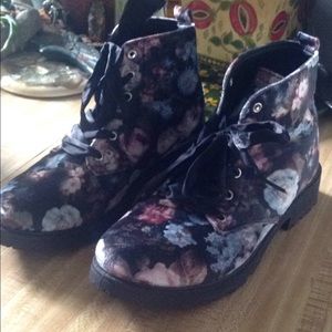 🎃Velvet floral combat boots 3/$20